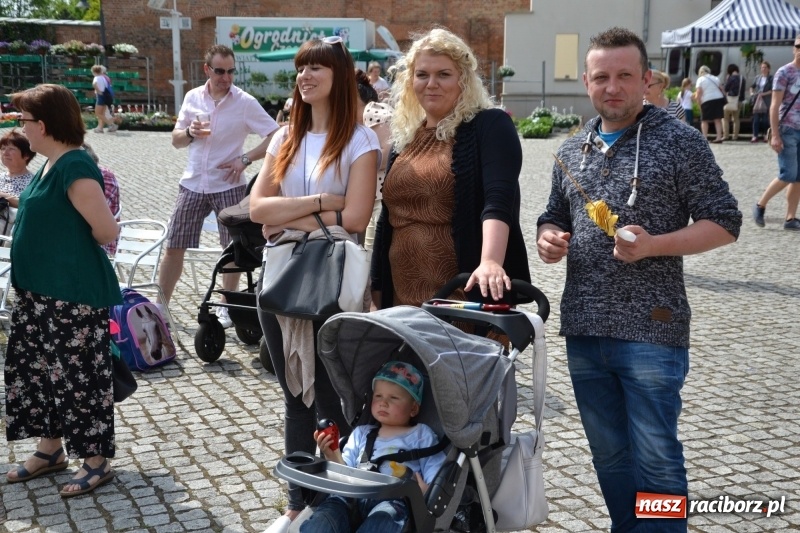 Zdjęcie w galerii na portalu naszraciborz.pl: Kwiaty, jadło, rękodzieło, folklor i statua wolności, czyli zamkowy jarmark różności  wiadomości z regionu