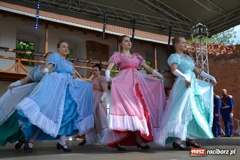 Zdjęcie w galerii na portalu naszraciborz.pl: Kwiaty, jadło, rękodzieło, folklor i statua wolności, czyli zamkowy jarmark różności  wiadomości z regionu