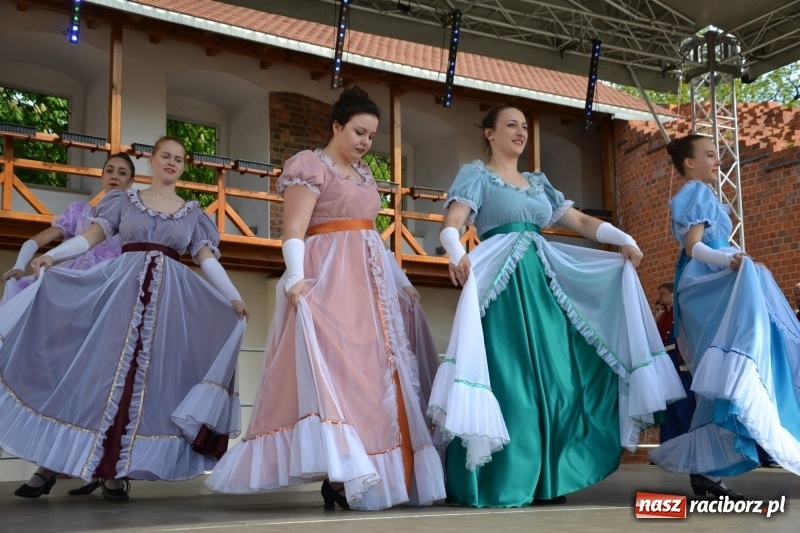 Zdjęcie w galerii na portalu naszraciborz.pl: Kwiaty, jadło, rękodzieło, folklor i statua wolności, czyli zamkowy jarmark różności  wiadomości z regionu