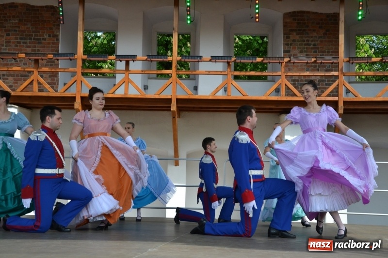 Zdjęcie w galerii na portalu naszraciborz.pl: Kwiaty, jadło, rękodzieło, folklor i statua wolności, czyli zamkowy jarmark różności  wiadomości z regionu