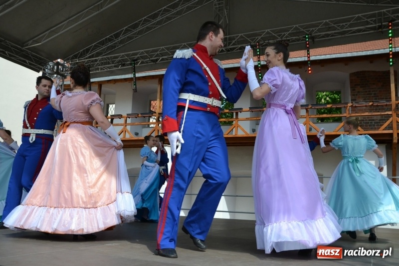 Zdjęcie w galerii na portalu naszraciborz.pl: Kwiaty, jadło, rękodzieło, folklor i statua wolności, czyli zamkowy jarmark różności  wiadomości z regionu