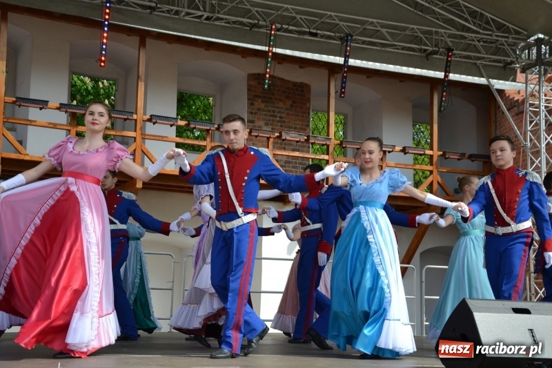 Zdjęcie w galerii na portalu naszraciborz.pl: Kwiaty, jadło, rękodzieło, folklor i statua wolności, czyli zamkowy jarmark różności  wiadomości z regionu