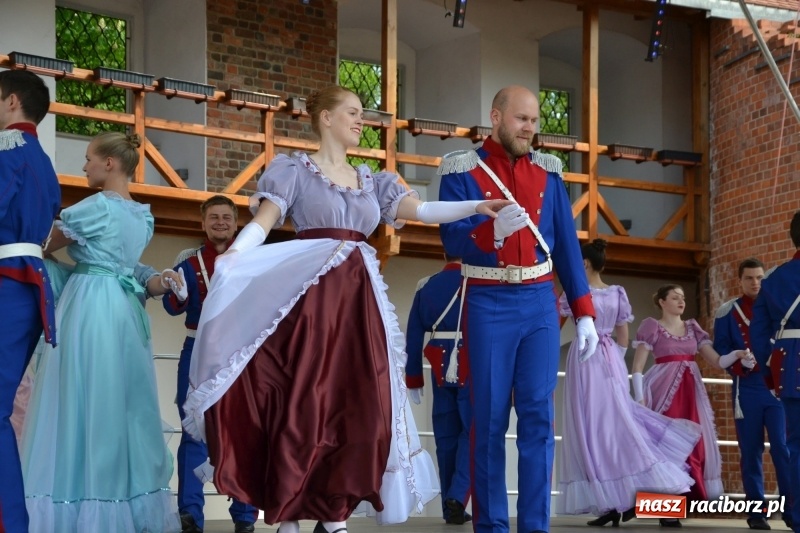 Zdjęcie w galerii na portalu naszraciborz.pl: Kwiaty, jadło, rękodzieło, folklor i statua wolności, czyli zamkowy jarmark różności  wiadomości z regionu