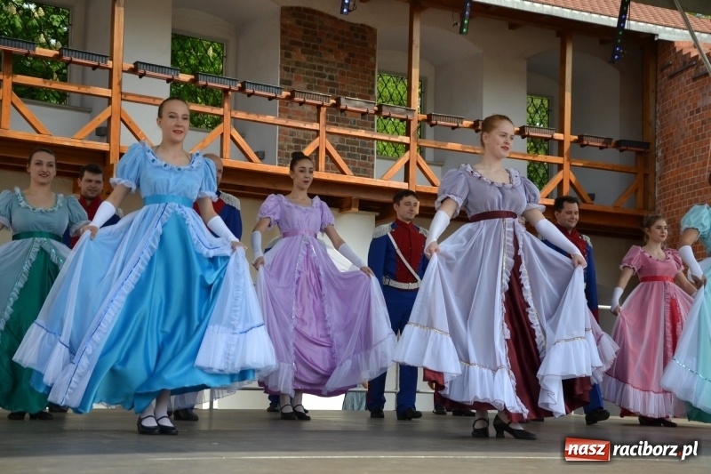 Zdjęcie w galerii na portalu naszraciborz.pl: Kwiaty, jadło, rękodzieło, folklor i statua wolności, czyli zamkowy jarmark różności  wiadomości z regionu
