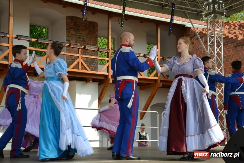 Zdjęcie w galerii na portalu naszraciborz.pl: Kwiaty, jadło, rękodzieło, folklor i statua wolności, czyli zamkowy jarmark różności  wiadomości z regionu