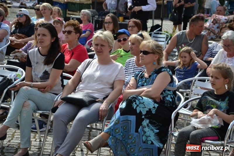 Zdjęcie w galerii na portalu naszraciborz.pl: Kwiaty, jadło, rękodzieło, folklor i statua wolności, czyli zamkowy jarmark różności  wiadomości z regionu