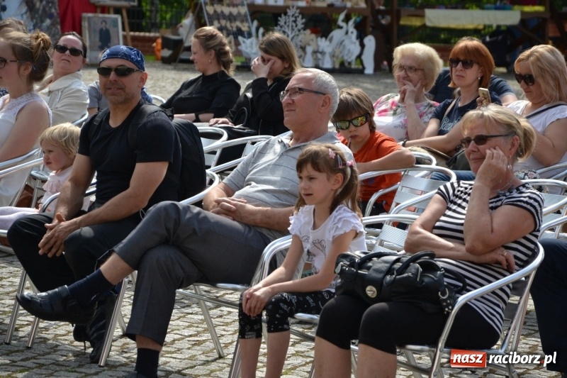 Zdjęcie w galerii na portalu naszraciborz.pl: Kwiaty, jadło, rękodzieło, folklor i statua wolności, czyli zamkowy jarmark różności  wiadomości z regionu
