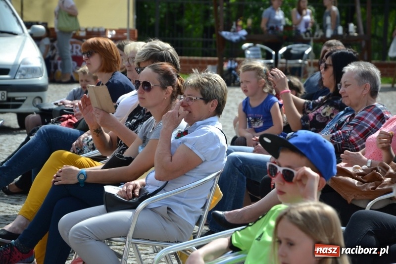 Zdjęcie w galerii na portalu naszraciborz.pl: Kwiaty, jadło, rękodzieło, folklor i statua wolności, czyli zamkowy jarmark różności  wiadomości z regionu