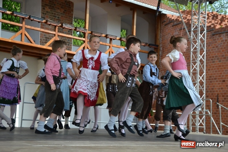 Zdjęcie w galerii na portalu naszraciborz.pl: Kwiaty, jadło, rękodzieło, folklor i statua wolności, czyli zamkowy jarmark różności  wiadomości z regionu