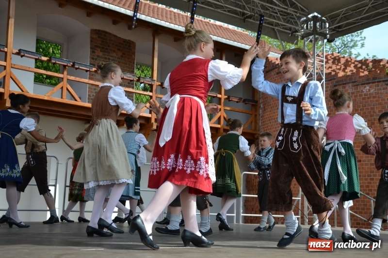 Zdjęcie w galerii na portalu naszraciborz.pl: Kwiaty, jadło, rękodzieło, folklor i statua wolności, czyli zamkowy jarmark różności  wiadomości z regionu