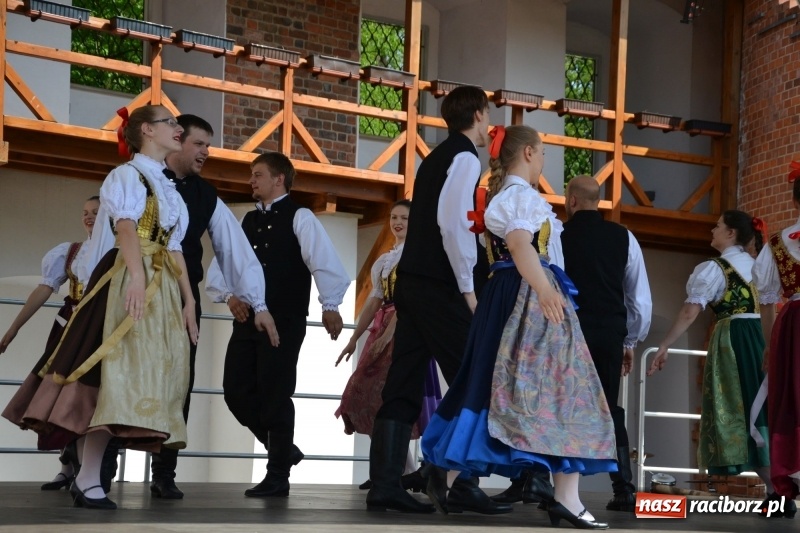Zdjęcie w galerii na portalu naszraciborz.pl: Kwiaty, jadło, rękodzieło, folklor i statua wolności, czyli zamkowy jarmark różności  wiadomości z regionu