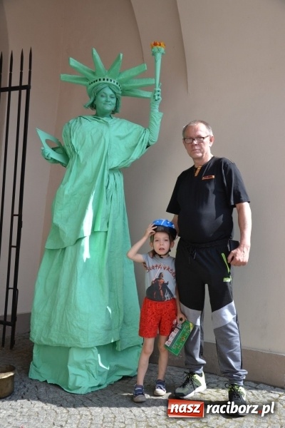 Zdjęcie w galerii na portalu naszraciborz.pl: Kwiaty, jadło, rękodzieło, folklor i statua wolności, czyli zamkowy jarmark różności  wiadomości z regionu