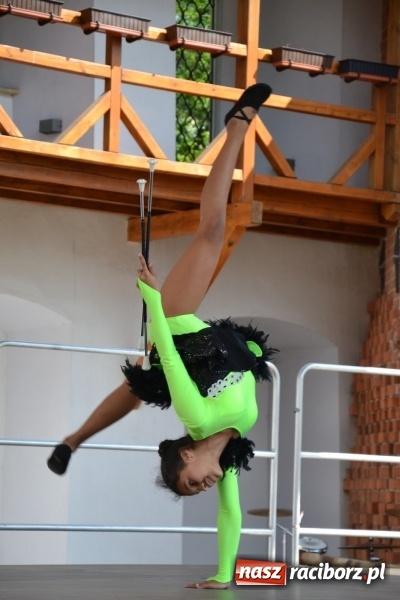 Zdjęcie w galerii na portalu naszraciborz.pl: Kwiaty, jadło, rękodzieło, folklor i statua wolności, czyli zamkowy jarmark różności  wiadomości z regionu