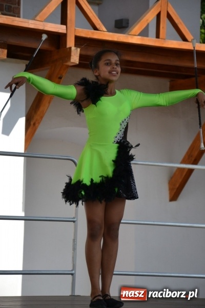 Zdjęcie w galerii na portalu naszraciborz.pl: Kwiaty, jadło, rękodzieło, folklor i statua wolności, czyli zamkowy jarmark różności  wiadomości z regionu