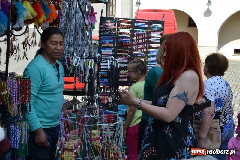 Zdjęcie w galerii na portalu naszraciborz.pl: Kwiaty, jadło, rękodzieło, folklor i statua wolności, czyli zamkowy jarmark różności  wiadomości z regionu