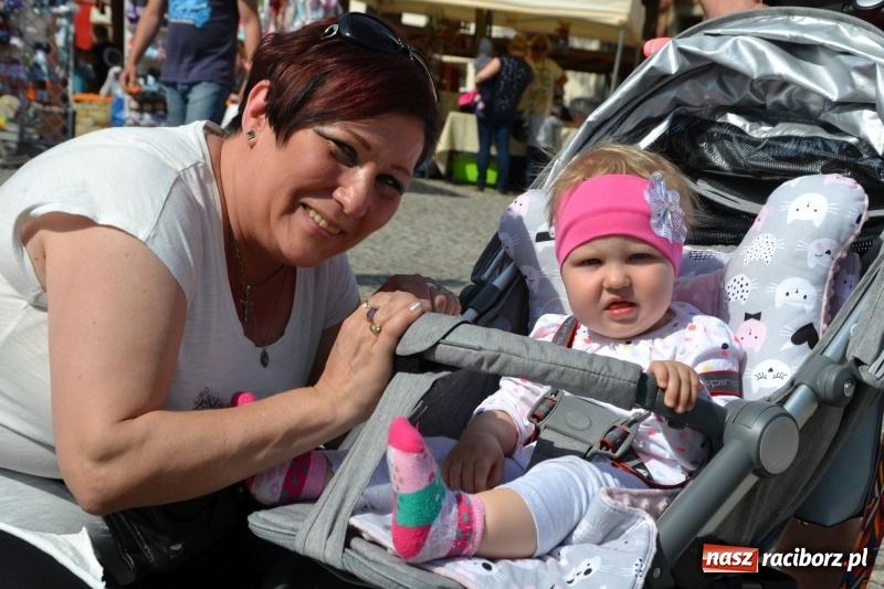 Zdjęcie w galerii na portalu naszraciborz.pl: Kwiaty, jadło, rękodzieło, folklor i statua wolności, czyli zamkowy jarmark różności  wiadomości z regionu