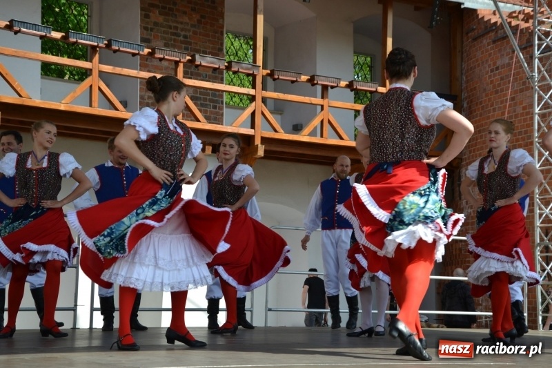 Zdjęcie w galerii na portalu naszraciborz.pl: Kwiaty, jadło, rękodzieło, folklor i statua wolności, czyli zamkowy jarmark różności  wiadomości z regionu