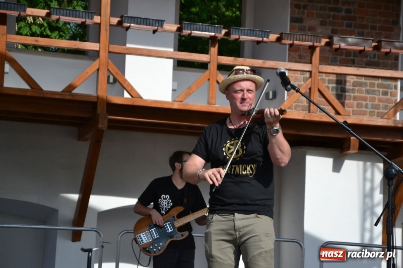 Zdjęcie w galerii na portalu naszraciborz.pl: Kwiaty, jadło, rękodzieło, folklor i statua wolności, czyli zamkowy jarmark różności  wiadomości z regionu