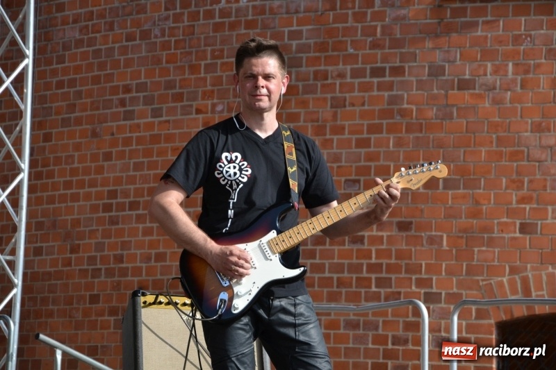 Zdjęcie w galerii na portalu naszraciborz.pl: Kwiaty, jadło, rękodzieło, folklor i statua wolności, czyli zamkowy jarmark różności  wiadomości z regionu