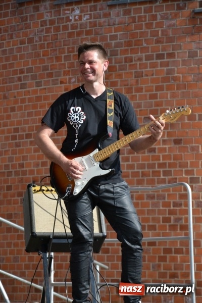 Zdjęcie w galerii na portalu naszraciborz.pl: Kwiaty, jadło, rękodzieło, folklor i statua wolności, czyli zamkowy jarmark różności  wiadomości z regionu