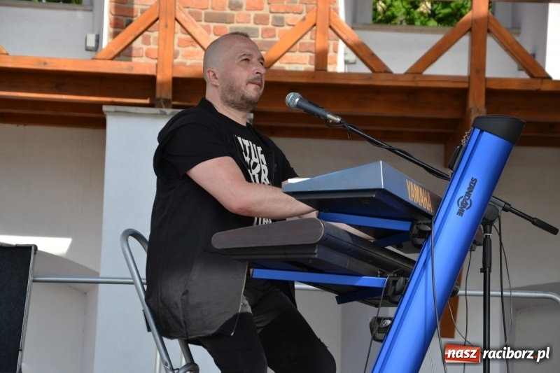 Zdjęcie w galerii na portalu naszraciborz.pl: Kwiaty, jadło, rękodzieło, folklor i statua wolności, czyli zamkowy jarmark różności  wiadomości z regionu