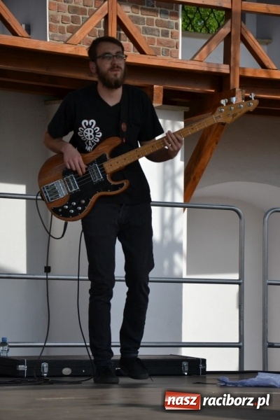 Zdjęcie w galerii na portalu naszraciborz.pl: Kwiaty, jadło, rękodzieło, folklor i statua wolności, czyli zamkowy jarmark różności  wiadomości z regionu