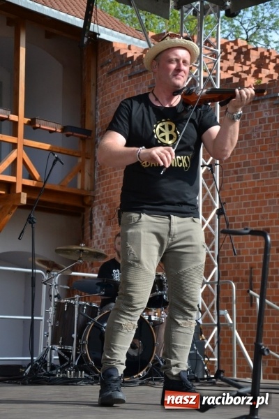 Zdjęcie w galerii na portalu naszraciborz.pl: Kwiaty, jadło, rękodzieło, folklor i statua wolności, czyli zamkowy jarmark różności  wiadomości z regionu