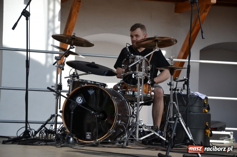 Zdjęcie w galerii na portalu naszraciborz.pl: Kwiaty, jadło, rękodzieło, folklor i statua wolności, czyli zamkowy jarmark różności  wiadomości z regionu