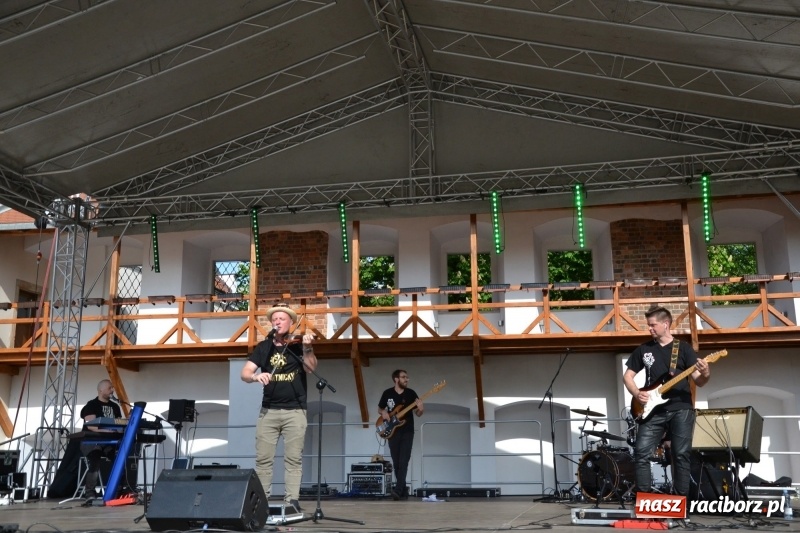 Zdjęcie w galerii na portalu naszraciborz.pl: Kwiaty, jadło, rękodzieło, folklor i statua wolności, czyli zamkowy jarmark różności  wiadomości z regionu