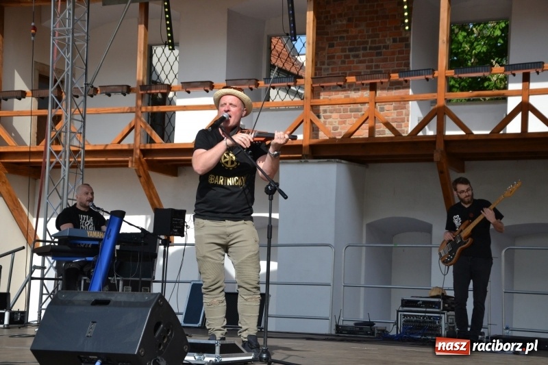 Zdjęcie w galerii na portalu naszraciborz.pl: Kwiaty, jadło, rękodzieło, folklor i statua wolności, czyli zamkowy jarmark różności  wiadomości z regionu