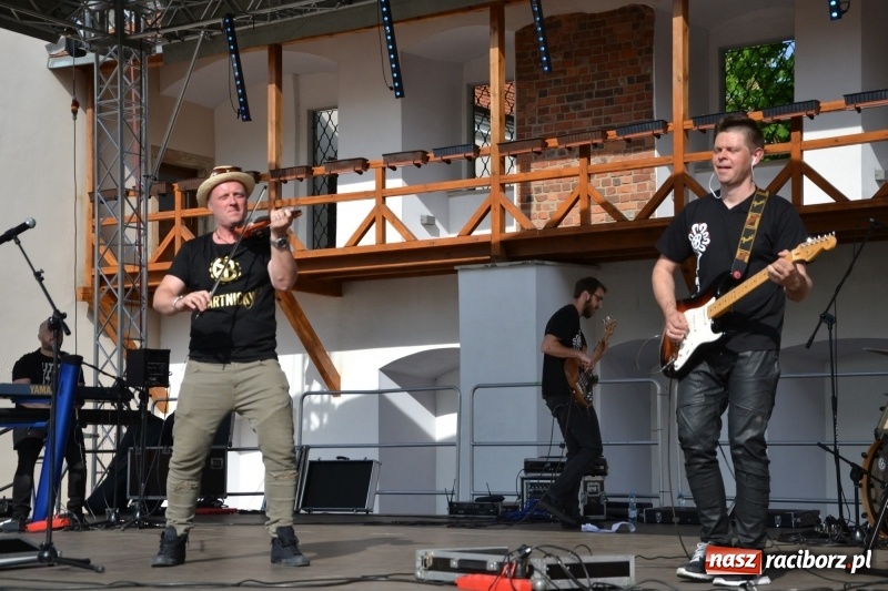 Zdjęcie w galerii na portalu naszraciborz.pl: Kwiaty, jadło, rękodzieło, folklor i statua wolności, czyli zamkowy jarmark różności  wiadomości z regionu