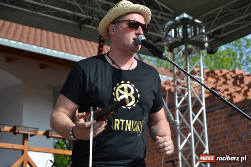 Zdjęcie w galerii na portalu naszraciborz.pl: Kwiaty, jadło, rękodzieło, folklor i statua wolności, czyli zamkowy jarmark różności  wiadomości z regionu