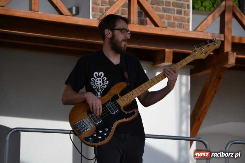 Zdjęcie w galerii na portalu naszraciborz.pl: Kwiaty, jadło, rękodzieło, folklor i statua wolności, czyli zamkowy jarmark różności  wiadomości z regionu