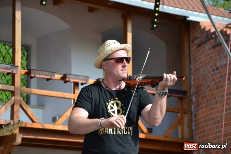 Zdjęcie w galerii na portalu naszraciborz.pl: Kwiaty, jadło, rękodzieło, folklor i statua wolności, czyli zamkowy jarmark różności  wiadomości z regionu