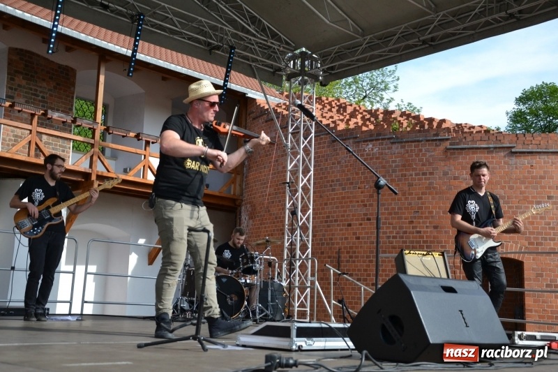 Zdjęcie w galerii na portalu naszraciborz.pl: Kwiaty, jadło, rękodzieło, folklor i statua wolności, czyli zamkowy jarmark różności  wiadomości z regionu