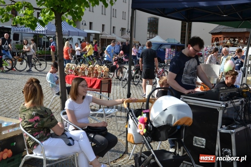 Zdjęcie w galerii na portalu naszraciborz.pl: Kwiaty, jadło, rękodzieło, folklor i statua wolności, czyli zamkowy jarmark różności  wiadomości z regionu