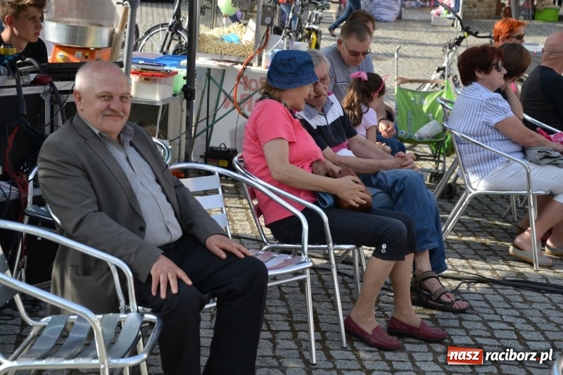 Zdjęcie w galerii na portalu naszraciborz.pl: Kwiaty, jadło, rękodzieło, folklor i statua wolności, czyli zamkowy jarmark różności  wiadomości z regionu