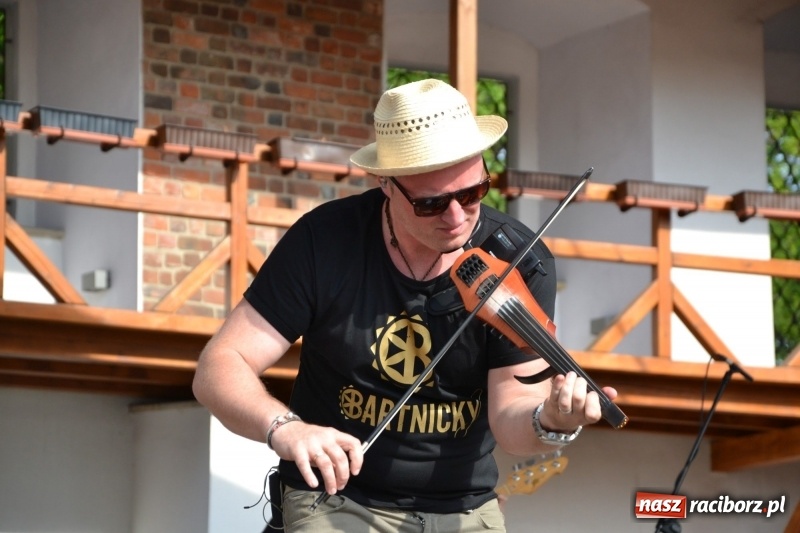 Zdjęcie w galerii na portalu naszraciborz.pl: Kwiaty, jadło, rękodzieło, folklor i statua wolności, czyli zamkowy jarmark różności  wiadomości z regionu