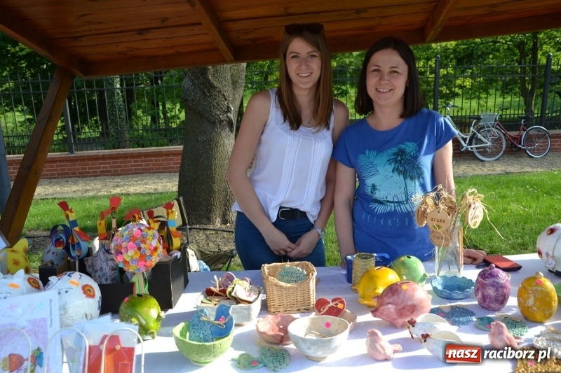 Zdjęcie w galerii na portalu naszraciborz.pl: Kwiaty, jadło, rękodzieło, folklor i statua wolności, czyli zamkowy jarmark różności  wiadomości z regionu