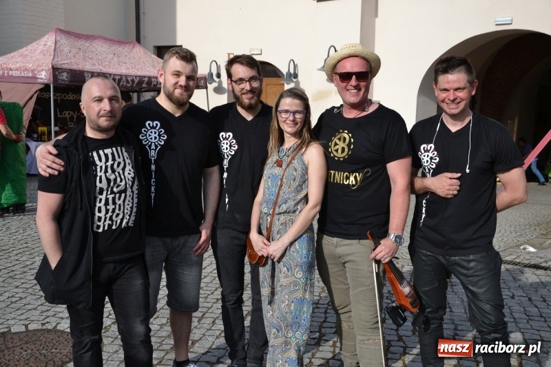 Zdjęcie w galerii na portalu naszraciborz.pl: Kwiaty, jadło, rękodzieło, folklor i statua wolności, czyli zamkowy jarmark różności  wiadomości z regionu