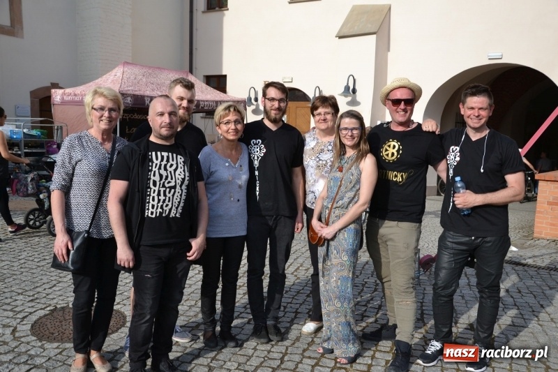 Zdjęcie w galerii na portalu naszraciborz.pl: Kwiaty, jadło, rękodzieło, folklor i statua wolności, czyli zamkowy jarmark różności  wiadomości z regionu