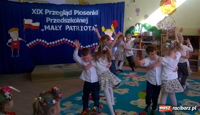 Zdjęcie w galerii na portalu naszraciborz.pl: Mali patrioci śpiewali w przedszkolu numer 15 wiadomości z regionu