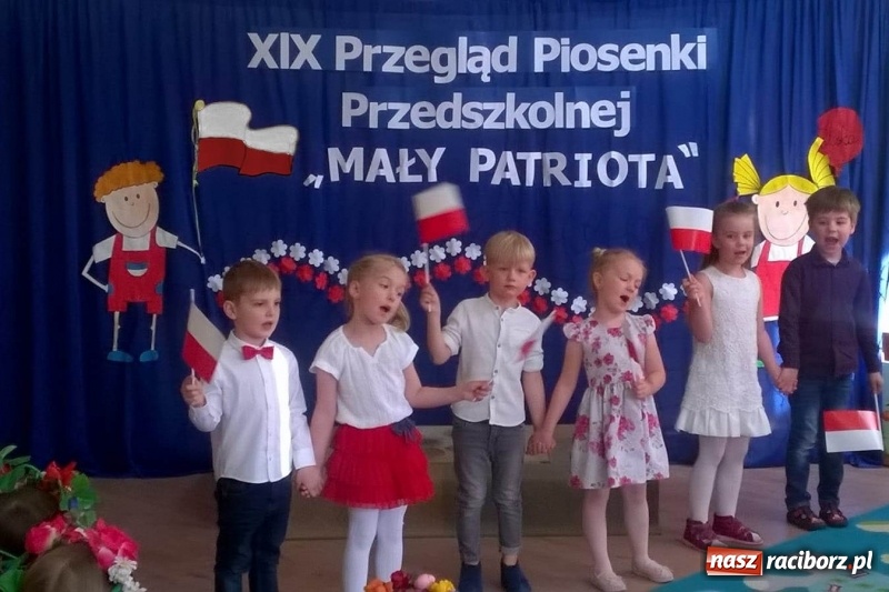Zdjęcie w galerii na portalu naszraciborz.pl: Mali patrioci śpiewali w przedszkolu numer 15 wiadomości z regionu