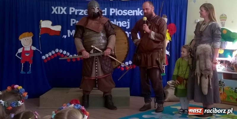 Zdjęcie w galerii na portalu naszraciborz.pl: Mali patrioci śpiewali w przedszkolu numer 15 wiadomości z regionu