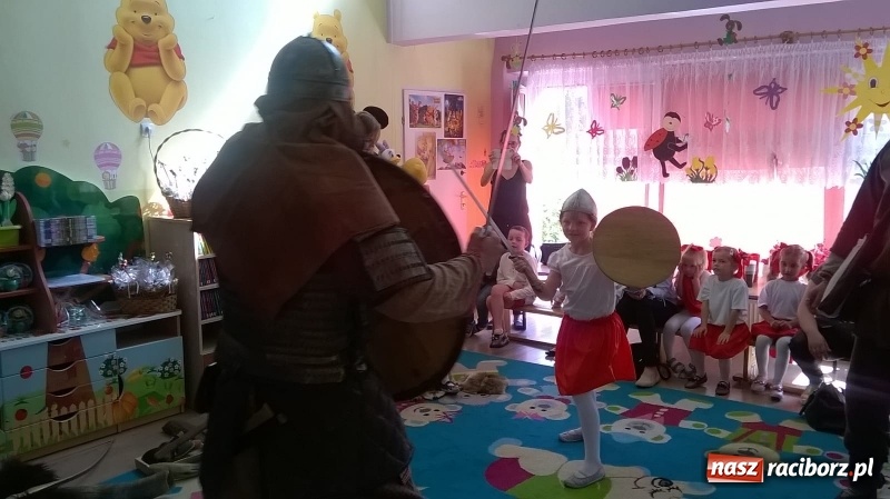 Zdjęcie w galerii na portalu naszraciborz.pl: Mali patrioci śpiewali w przedszkolu numer 15 wiadomości z regionu