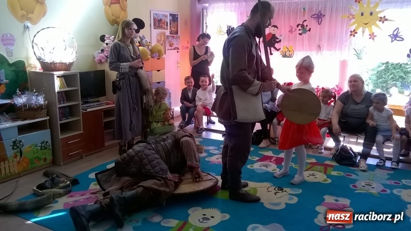 Zdjęcie w galerii na portalu naszraciborz.pl: Mali patrioci śpiewali w przedszkolu numer 15 wiadomości z regionu