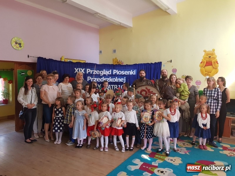 Zdjęcie w galerii na portalu naszraciborz.pl: Mali patrioci śpiewali w przedszkolu numer 15 wiadomości z regionu