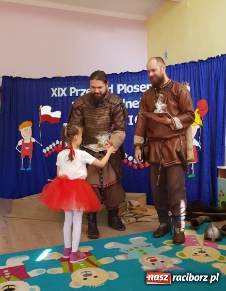 Zdjęcie w galerii na portalu naszraciborz.pl: Mali patrioci śpiewali w przedszkolu numer 15 wiadomości z regionu