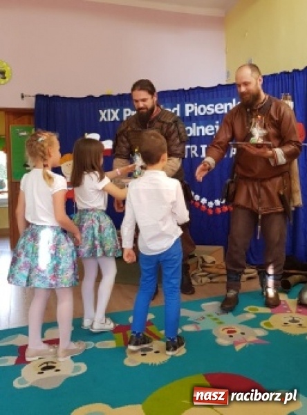 Zdjęcie w galerii na portalu naszraciborz.pl: Mali patrioci śpiewali w przedszkolu numer 15 wiadomości z regionu