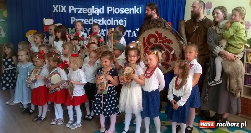 Zdjęcie w galerii na portalu naszraciborz.pl: Mali patrioci śpiewali w przedszkolu numer 15 wiadomości z regionu